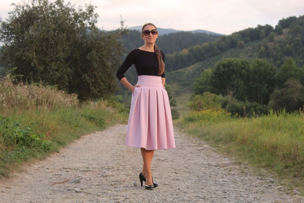 Bledoružová skladaná sukňa