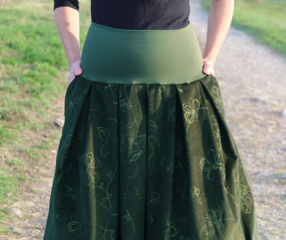 Zelená sukňa s vyšívanými kvetmi
