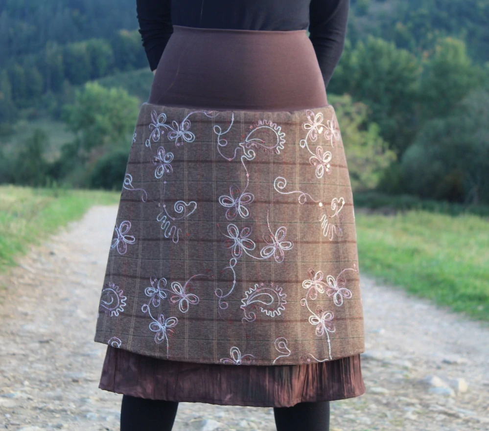 Hnedá dvojvrstvová sukňa s vyšívanými kvetmi