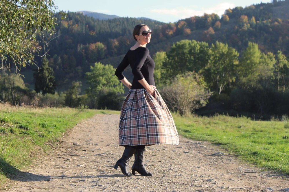 Trojštvrťová sukňa béžová károvaná