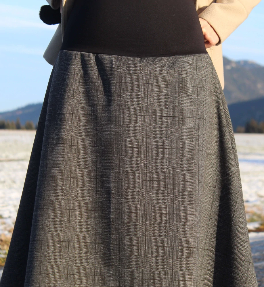 Trojštvrťová sukňa šedo-čierne káro