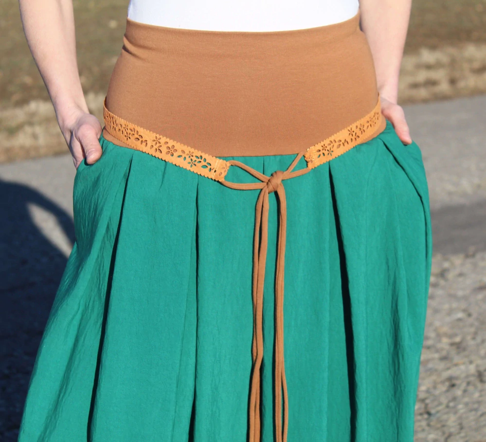 Zeleno-hnedá skladaná sukňa