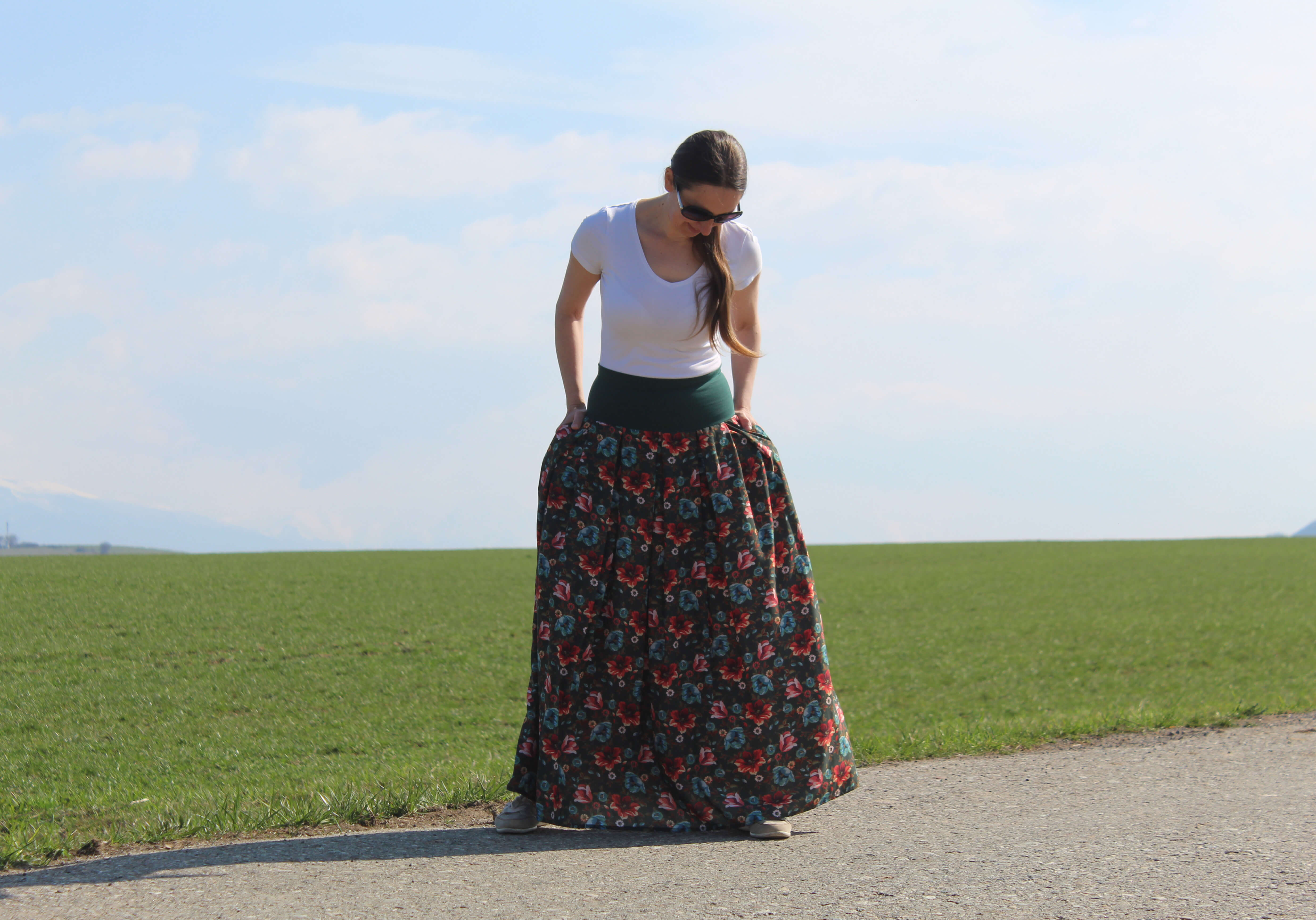 Viskózová sukňa červeno-modré kvety