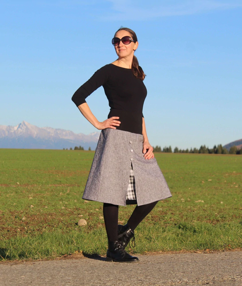 Dvojvrstvová midi áčková sukňa z ľanu a flanelu s rázporkom a látkovými gombíkmi