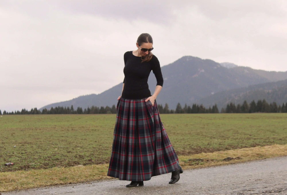 Tmavošedá skladaná károvaná sukňa