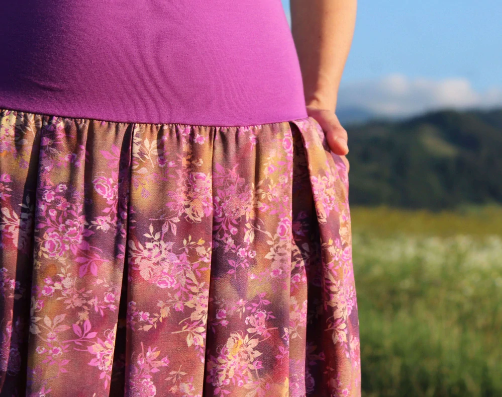 Dlhá viskózová sukňa "Ornamenty na škoricovej"