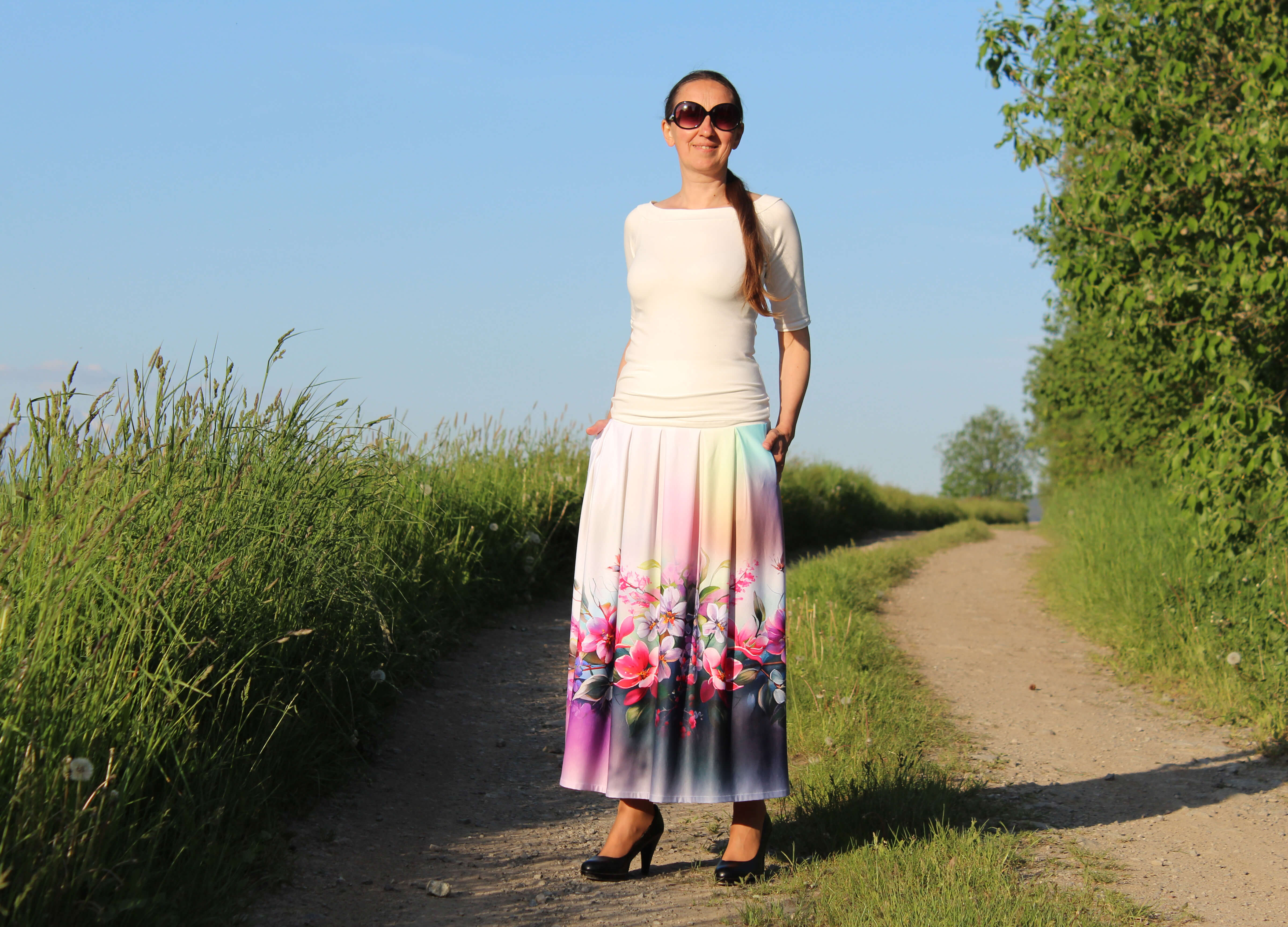 Úpletová sukňa svetlá s kvetinami