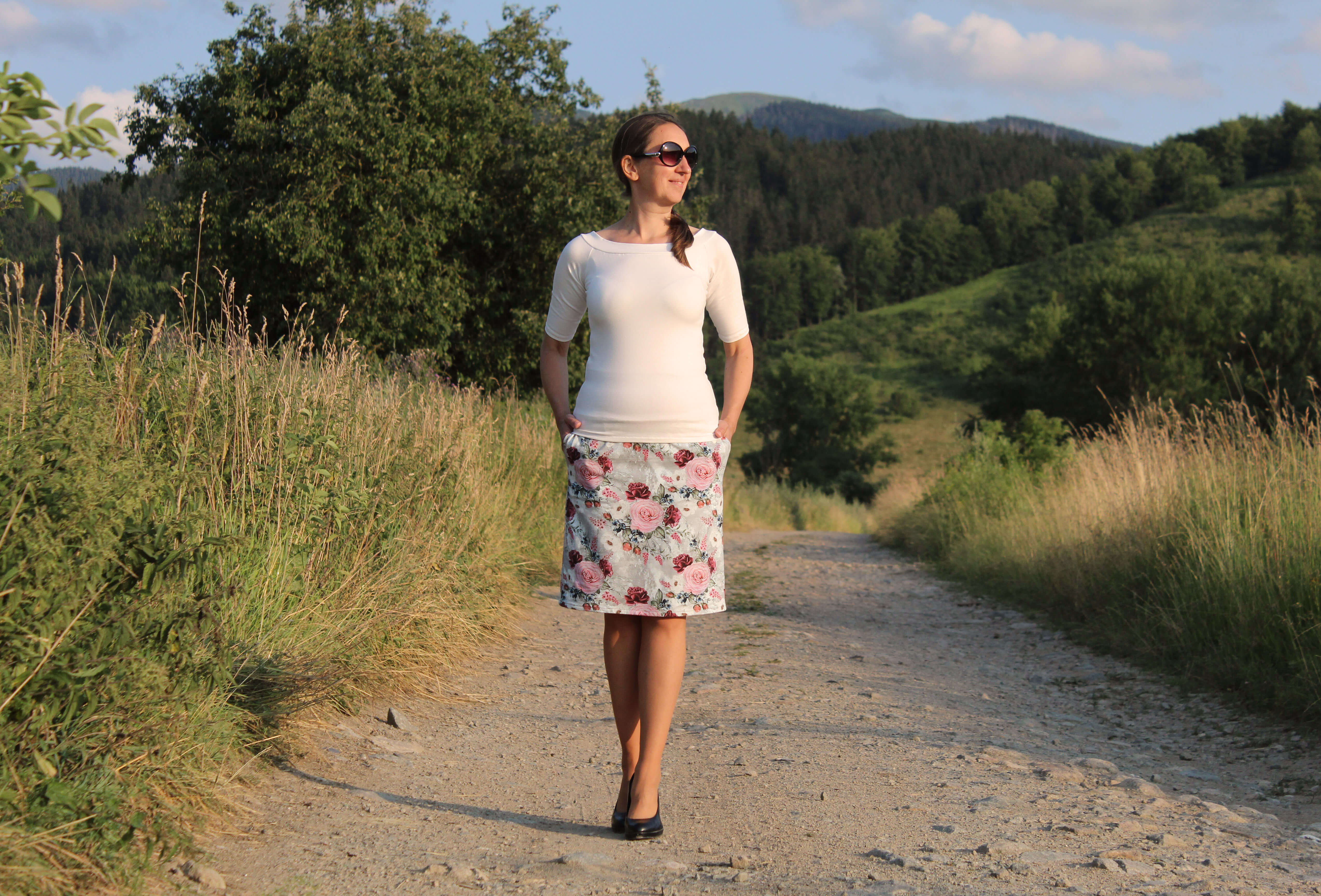 Krátka sukňa šedá s ružami