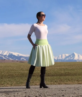 Krátka svetlo zelená sukňa