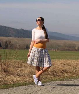 Krátka bavlnená skladaná sukňa bielo-horčicová s hortenziami