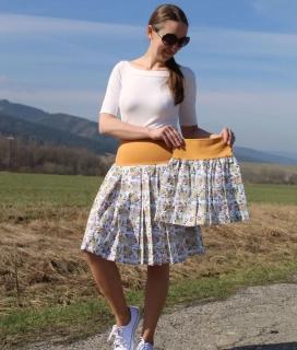 Mama a dcéra bielo-horčicová s hortenziami