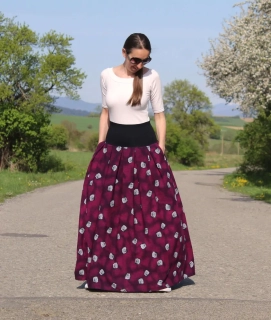 Viskózová sukňa fialová s čiernymi lístkami