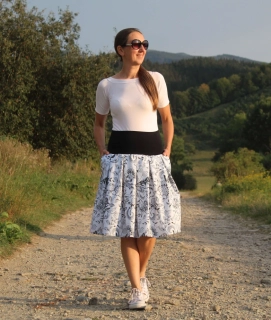 Krátka čierno-biela folklórna sukňa