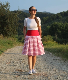 Krátka červeno-biela folklórna sukňa