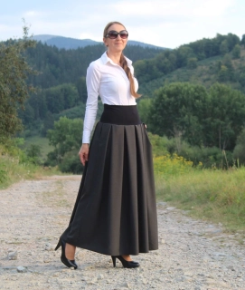 Dlhá tmavošedá skladaná sukňa