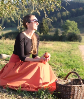 Dlhá oranžová skladaná sukňa