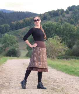 Hnedá dvojvrstvová sukňa s vyšívanými kvetmi