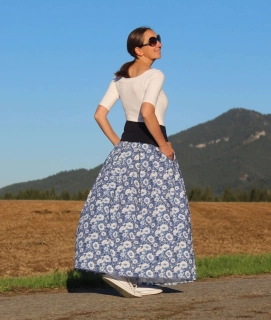Dlhá skladaná sukňa modrá s bielymi kvetmi