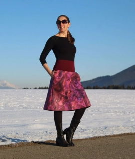 Krátka áčková sukňa z vínovo-fialového softshellu