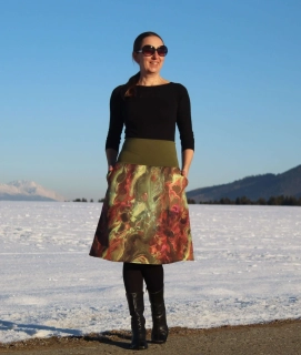 Krátka áčková sukňa zo zeleno-hnedého softshellu