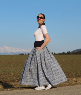 Tmavomodrá bavlnená sukňa s folklórnym vzorom