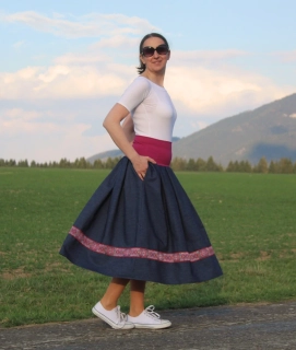 Trojštvrťová skladaná sukňa z bavlnenej rifľoviny so stuhou