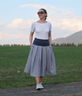 Trojštvrťová modrá prúžkovaná sukňa z kostýmovky 